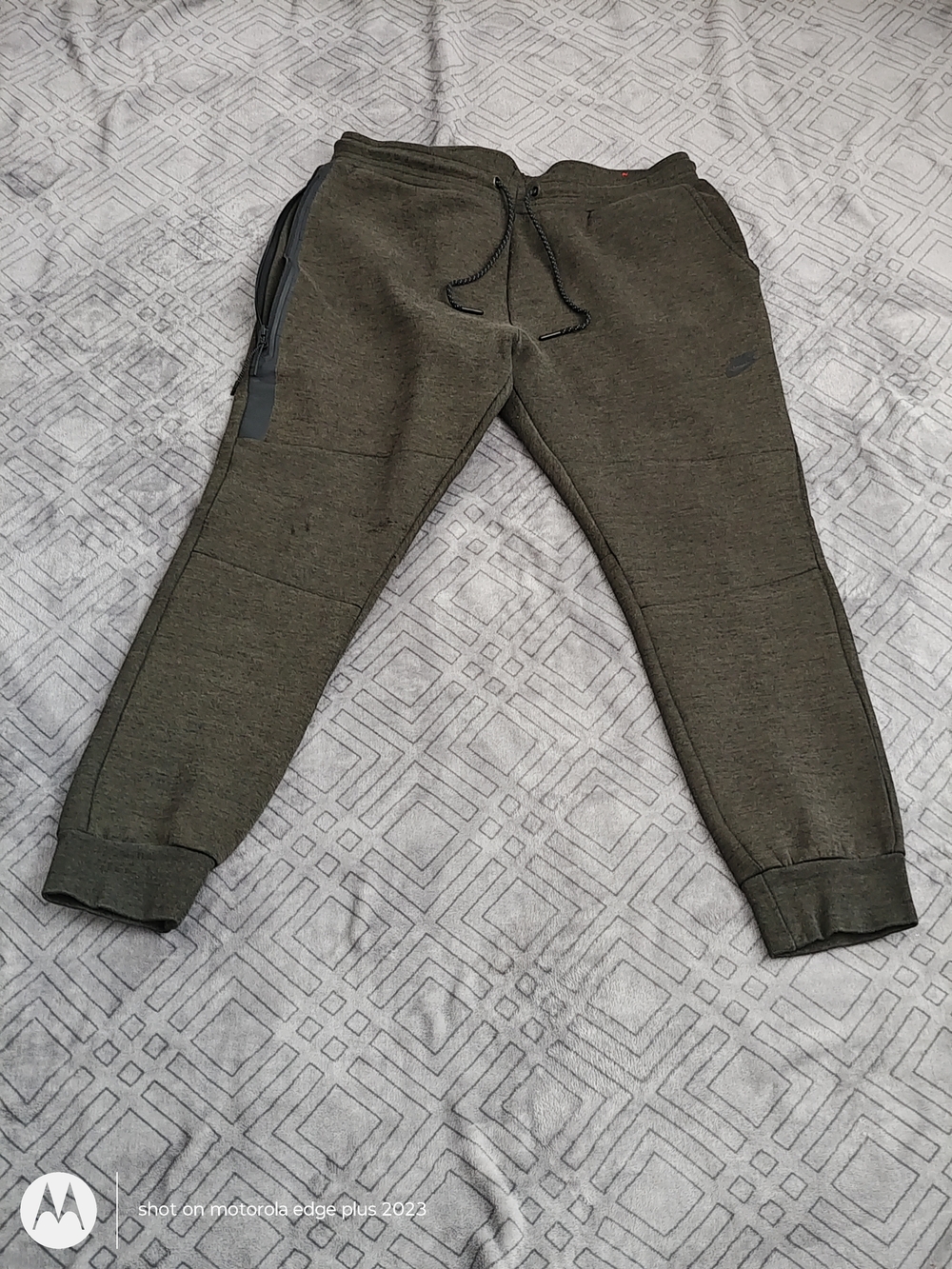 Nike Men's Olive Green Sweatpants Joggers Size Large Slim-Fit